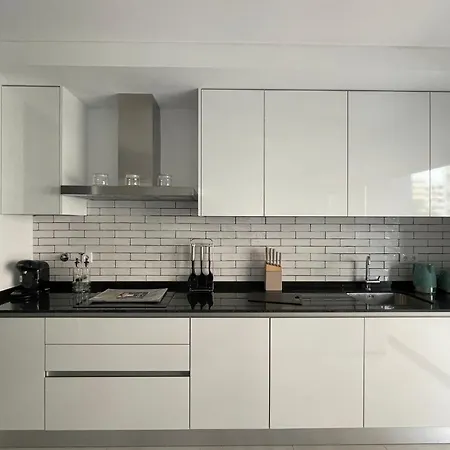 Brand New 2 Bdr With Pool By Lovelystay ポルティマン